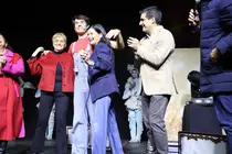 A alcaldesa de Mos, Nidia Arévalo, xunto ao director xeral de Comercio e Consumo, Gabriel Alén, e membros de Cantajuego durante o multitudinario acendido do Nadal no Pazo de Mos.