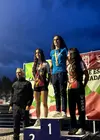 Las medallistas del Campeonato Nacional de Slalom de Esperanzas en la categoría cadete femenino posan sobre el podio, con las deportistas de la DKC entre las premiadas.