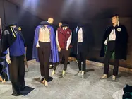 Diversos traxes de tunas universitarias exhíbense con detalle, evidenciando a riqueza simbólica e cromática de cada agrupación.