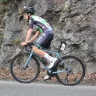 Un ciclista de la estructura asturiana compitiendo en ruta, mostrando regularidad y esfuerzo en carrera.