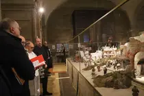El director de Turismo de Galicia, Xosé Merelles, junto al deán de la Catedral de Santiago, Manuel Jesús Formoso, durante la inauguración del Belén Popular de la Catedral, instalado en la Iglesia de San Agustín y abierto al público durante las fiestas navideñas.