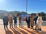 La conselleira de Vivenda e Planificación de Infraestruturas, María Martínez Allegue, junto al alcalde de O Porriño, Alejandro Lorenzo, y representantes de la Xunta y del Concello, durante el anuncio de la licitación del proyecto para la construcción de 300 nuevas viviendas en la rúa Fernández Areal.