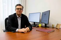 Mart&iacute;n Blanco Conde, nuevo ec&oacute;nomo de la di&oacute;cesis de Tui-Vigo, en su despacho, desde donde asumir&aacute; la gesti&oacute;n econ&oacute;mica y administrativa durante los pr&oacute;ximos cinco a&ntilde;os.