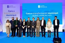 Autoridades auton&oacute;micas y representantes municipales posan al inicio de la jornada Hacia la transformaci&oacute;n municipal: Planes locales de I+D+i, organizada por la Xunta de Galicia para impulsar la innovaci&oacute;n en el &aacute;mbito local.