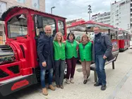 Representantes do Concello do Porri&ntilde;o e de Aceesca posan xunto ao Tren do Nadal, que comeza este m&eacute;rcores os seus percorridos escolares polas r&uacute;as da vila.