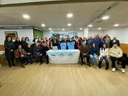 Foto de familia tras la presentaci&oacute;n oficial de la Pe&ntilde;a Paula Lorenzo en Torroso, con la jugadora, su entorno, pe&ntilde;istas y asistentes al acto celebrado en el Concello de Mos.