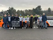 Los ciclistas del equipo j&uacute;nior de Picusa Academy posan junto a la concejala de Deportes de Mos, Felisa Rodr&iacute;guez, y el cuerpo t&eacute;cnico antes de iniciar un entrenamiento de pretemporada en su nuevo municipio sede.