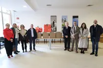 Representantes da Santa Casa da Miseric&oacute;rdia, da C&acirc;mara Municipal e da C&aacute;ritas de Arcos de Valdevez, juntamente com volunt&aacute;rios, durante a iniciativa de distribui&ccedil;&atilde;o de cabazes alimentares a fam&iacute;lias em situa&ccedil;&atilde;o de maior vulnerabilidade social.