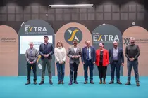 Luis L&oacute;pez, presidente de la Deputaci&oacute;n de Pontevedra, junto a alcaldes y representantes municipales durante el encuentro comarcal del Plan Extra celebrado en el auditorio de Vilatuxe (Lal&iacute;n), donde se present&oacute; el balance de inversiones en Deza, Tabeir&oacute;s y Terra de Montes.