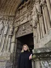 A catedr&aacute;tica da USC Marta Cend&oacute;n Fern&aacute;ndez, diante da portada da catedral de Santa Mar&iacute;a de Tui, que protagonizar&aacute; a conferencia inaugural do ciclo polo 800 aniversario da s&uacute;a consagraci&oacute;n.