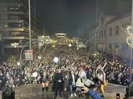 Miles de personas llenan la calle Domingo Bueno durante el Pre-fin de A&ntilde;o de O Porri&ntilde;o, en una imagen tomada desde el escenario que refleja la magnitud y el ambiente festivo de una noche hist&oacute;rica.