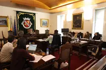Vista geral da reuni&atilde;o ordin&aacute;ria da C&acirc;mara Municipal de Arcos de Valdevez, decorrida a 19 de dezembro de 2025, com a presen&ccedil;a do executivo e t&eacute;cnicos municipais.