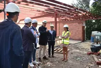 La alcaldesa de Mos, Nidia Ar&eacute;valo, durante una visita a una obra en el municipio, en un a&ntilde;o marcado por el aumento de licencias y el r&eacute;cord de expedientes tramitados en Urbanismo y Medio Ambiente.