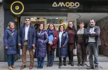 Representantes de la Xunta y del comercio local, durante la visita a la tienda Amodo, beneficiaria de las ayudas auton&oacute;micas para impulsar la innovaci&oacute;n y la sostenibilidad del comercio de proximidad en Ourense.