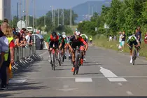 Alberto Domens, en una llegada al esprint durante una prueba del calendario &Eacute;lite y Sub-23, categor&iacute;a en la que competir&aacute; esta temporada con el Vigo-R&iacute;as Baixas.