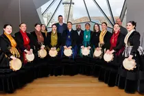 O conselleiro Jos&eacute; L&oacute;pez Campos, xunto a representantes de colectivos de m&uacute;sica e baile tradicionais, no acto conmemorativo pola declaraci&oacute;n como BIC celebrado no Museo das Peregrinaci&oacute;ns e de Santiago.