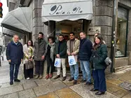 Foto de grupo diante de Porta da P&iacute;a, en Tui, durante a visita institucional para co&ntilde;ecer este proxecto representativo da artesan&iacute;a galega.