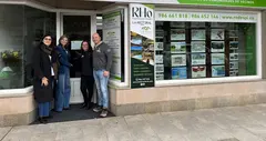 Imaxe da apertura da inmobiliaria Rodespi, na r&uacute;a Amado Garra, coa presenza da alcaldesa Nava Castro e do equipo do novo negocio.