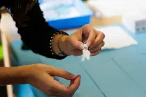 Personal sanitario prepara una dosis de la vacuna antigripal durante la campa&ntilde;a de vacunaci&oacute;n en Galicia, que ya supera los registros del a&ntilde;o pasado en todos los grupos diana.