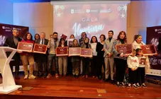 Foto de familia de los establecimientos premiados en la cuarta edici&oacute;n de Ilumina tu escaparate y tu fachada, una iniciativa que cont&oacute; con la participaci&oacute;n de m&aacute;s de 110 negocios del comercio local de Vigo.