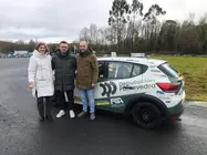 ago Garc&iacute;a, vencedor de la tercera edici&oacute;n del programa +Talento Motor, posa junto al Dacia Sandero Eco con el que competir&aacute; en la Sandero Eco Cup del Campeonato Gallego de Ralis, acompa&ntilde;ado por representantes institucionales y del equipo t&eacute;cnico.