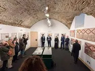 Autoridades y representantes institucionales durante la inauguraci&oacute;n de la exposici&oacute;n &ldquo;Los sambenitos de la catedral de Tui: historia, memoria e infamia&rdquo; en el Centro Sefarad-Israel de Madrid, que re&uacute;ne una de las colecciones m&aacute;s singulares del patrimonio sefard&iacute; gallego.