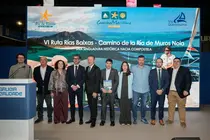 Foto de familia de las autoridades y entidades participantes tras la presentaci&oacute;n de las nuevas rutas de peregrinaci&oacute;n mar&iacute;tima de la R&iacute;a da Estrela en el expositor de Galicia en FITUR.