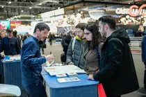 Personal especializado atiende a visitantes y profesionales en el espacio gallego de Fitur, donde se present&oacute; la oferta tur&iacute;stica de la comunidad y nuevos productos centrados en la sostenibilidad, la accesibilidad y la identidad cultural.