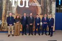 Representantes institucionais posan no estand de Galicia en FITUR tras a presentaci&oacute;n da campa&ntilde;a tur&iacute;stica &ldquo;Tui, Catedral de Historias&rdquo;, coa catedral tudense como eixo da promoci&oacute;n internacional do destino.