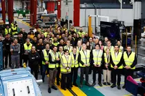 El presidente de la Xunta, Alfonso Rueda, junto a la conselleira de Econom&iacute;a e Industria, Mar&iacute;a Jes&uacute;s Lorenzana, responsables de Siemens Gamesa y trabajadores de la planta de Sig&uuml;eiro (Oroso), durante la inauguraci&oacute;n del nuevo banco de pruebas para la reparaci&oacute;n de componentes e&oacute;licos.