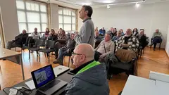 Ant&oacute;n Pombo durante su conferencia en el Casino de Noia, donde puso en valor las singularidades del Camino de la R&iacute;a de Muros Noia ante socios de la FICS y p&uacute;blico asistente.