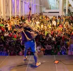 Ambiente multitudinario en &ldquo;O baile das esculturas&rdquo;, la celebraci&oacute;n familiar del Entroido en el Gai&aacute;s, con conciertos, disfraces y animaci&oacute;n para todos los p&uacute;blicos.