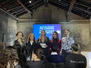 La presidenta de la APG, Mar&iacute;a M&eacute;ndez, y la conselleira Fabiola Garc&iacute;a, junto a varios creadores de contenido participantes, durante la presentaci&oacute;n de la campa&ntilde;a #IgualdadeFollowers en Santiago de Compostela.