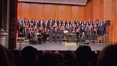 La Coral Casablanca de Vigo, bajo la direcci&oacute;n de &Oacute;scar Villar, durante el Concierto Solidario celebrado en el Teatro Afundaci&oacute;n a beneficio de tres ONG.