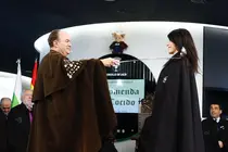 El Gran Comendador impone la capa a la conselleira Mar&iacute;a Mart&iacute;nez Allegue durante el acto de nombramiento de nuevos comendadores en la LVIII Feria del Cocido de Lal&iacute;n.