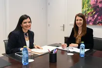 La conselleira do Medio Rural, Mar&iacute;a Jos&eacute; G&oacute;mez, y la alcaldesa de Mos, Nidia Ar&eacute;valo, durante la reuni&oacute;n celebrada este mediod&iacute;a para impulsar la promoci&oacute;n del vino rosado gallego en la Festa da Rosa 2026 y avanzar en mejoras de caminos rurales con apoyo de la Xunta.