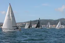 La Liga de Invierno C&iacute;es&ndash;Rande vuelve a llenar de velas la R&iacute;a de Vigo, consolidando el regreso de la Clase Crucero con regatas de traves&iacute;a y media distancia.