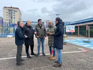 Alejandro Lorenzo supervisa el avance de las obras en las pistas de p&aacute;del y el entorno del polideportivo de O Porri&ntilde;o.