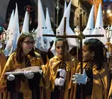 Miembros de una cofrad&iacute;a participan en una procesi&oacute;n de Semana Santa en Cangas, con los tradicionales h&aacute;bitos y estandartes recorriendo las calles del municipio.
