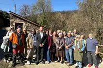 Xos&eacute; Merelles, director de Turismo de Galicia, junto a representantes municipales y vecinos durante la visita a la cueva de Seadur, en Larouco, tras su rehabilitaci&oacute;n para convertirla en futuro centro de interpretaci&oacute;n del vino de Valdeorras.