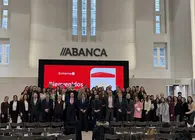 Equipo directivo y trabajadores de Externa posan en el Espacio Avenida de Abanca, en A Coru&ntilde;a, durante la celebraci&oacute;n de la XII Convenci&oacute;n Nacional con motivo del 20&ordm; aniversario de la compa&ntilde;&iacute;a.