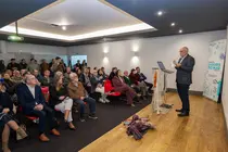 El alcalde de Esposende, Carlos Silva, interviene en la presentaci&oacute;n oficial del evento ante representantes institucionales, restauradores y p&uacute;blico asistente.