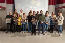 Representantes de ACITUI, del Concello de Tui y de los 18 establecimientos participantes posan durante la presentaci&oacute;n de la ruta gastron&oacute;mica T&uacute;-y D&rsquo;Tapas, que se celebrar&aacute; los viernes del mes de marzo.