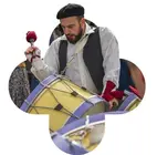 Un participante del Encontro Concelhio de Bombos durante una actuaci&oacute;n tradicional en las calles de Ponte de Lima.