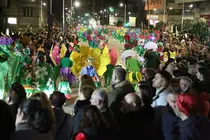 Miles de personas asisten al desfile de comparsas del Entroido de O Porri&ntilde;o, que llena las calles de color y m&uacute;sica.