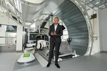 El presidente de la Xunta, Alfonso Rueda, durante su visita al b&uacute;nker del Centro de Protonterapia de Galicia, junto al acelerador de protones Proteus One, el primero instalado en Espa&ntilde;a.