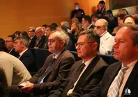 El presidente de la C&acirc;mara Municipal de Arcos de Valdevez, Oleg&aacute;rio Gon&ccedil;alves (centro), durante la sesi&oacute;n de presentaci&oacute;n del programa Portugal Transforma&ccedil;&atilde;o, Recupera&ccedil;&atilde;o e Resili&ecirc;ncia celebrada en el Museo Soares dos Reis de Oporto.