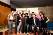 El equipo de A serie clopen recoge los diplomas acreditativos como finalistas en la 30&ordf; edici&oacute;n de los Premios de Teatro Mar&iacute;a Casares durante el acto celebrado en el Auditorio de Galicia, en Santiago de Compostela.