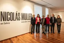 La directora gerente de la Fundaci&oacute;n Cidade da Cultura, Ana Isabel V&aacute;zquez, durante la inauguraci&oacute;n de la exposici&oacute;n Nicol&aacute;s Muller en Galicia en la sede de Afundaci&oacute;n en Ferrol, junto a representantes institucionales y culturales.