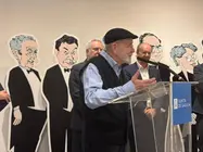 El caricaturista ferrolano Siro L&oacute;pez interviene durante la inauguraci&oacute;n de la exposici&oacute;n &ldquo;40 a&ntilde;os de autonom&iacute;a de Galicia en las caricaturas de Siro&rdquo; en la Casa de Galicia en Madrid, una muestra organizada por el Parlamento de Galicia que recorre cuatro d&eacute;cadas de historia pol&iacute;tica gallega a trav&eacute;s del humor gr&aacute;fico.